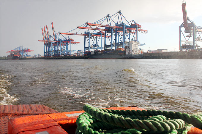 Containerterminal im Hamburger Hafen - Foto: Helge May