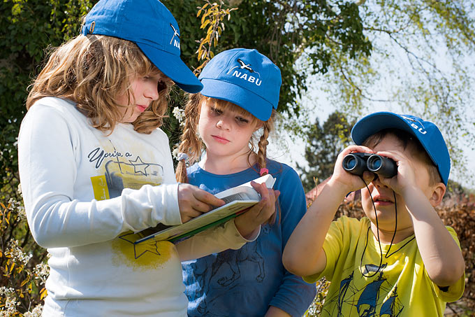 Kinder bei der Vogelbeobachtung - Foto: NABU/Sebastian Hennigs
