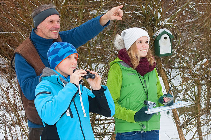 Winterliche Vogelbeobachtung - Foto: NABU/Frank Hecker