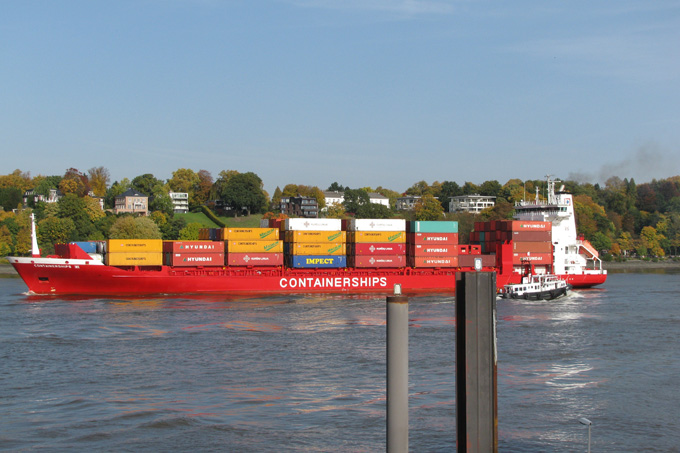 Containerschiff - Foto: Monika Bock