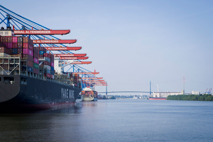 Klimawandel, Konkurrenz, Kreislaufbaggerei: Der Hamburger Hafen steht in den kommenden Jahren vor gewaltigen Herausforderungen - Foto: NABU/Thomas Dröse