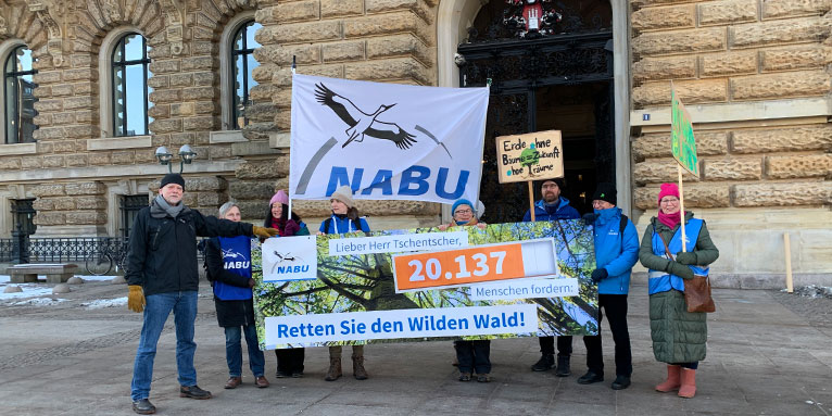 NABU-Aktive überreichen 20.000 Unterschriften für den Wilden Wald an den Hamburger Senat - Foto: Leona Specht