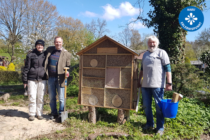 Fertigstellung eines Insektenhotels - Foto: NABU Bergedorf