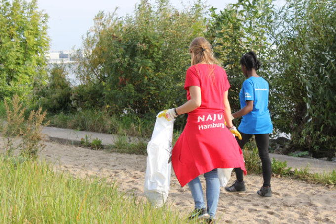 Gemeinsam Müll sammeln an der Elbe - Foto: Julia Johanssen