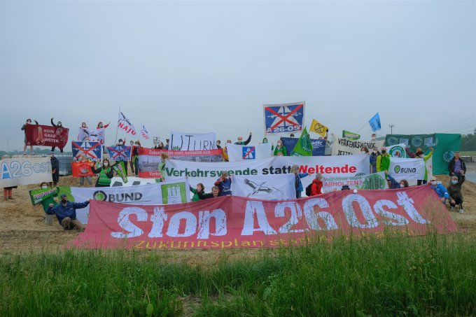 Zahlreiche Verbände und Initiativen protestieren auf der Trasse der A26 West. Foto: R. Thurz
