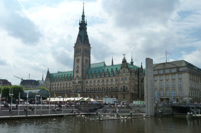 Die Volksinitiative "Hamburg werbefrei" sammelt Unterschriften für ein neues Gesetz zur Regulierung von Werbung im öffentlichen Raum. - Foto: Lisa Schwarz/pixelio.de