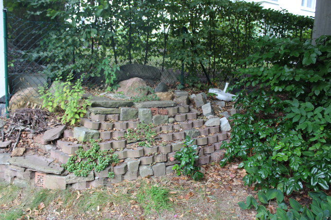 Trockenmauer mit Totholzhaufen