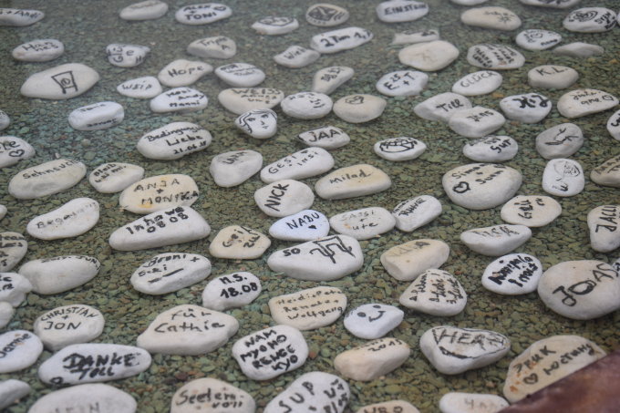 Steine mit unterschiedlichen Beschriftungen liegen im Wasser - in der Mitte der &quot;NABU&quot;