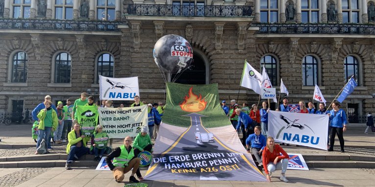 NABU und BUND demonstrieren auf dem Rathausmarkt gemeinsam gegen die A26 Ost. Foto: J. Voß