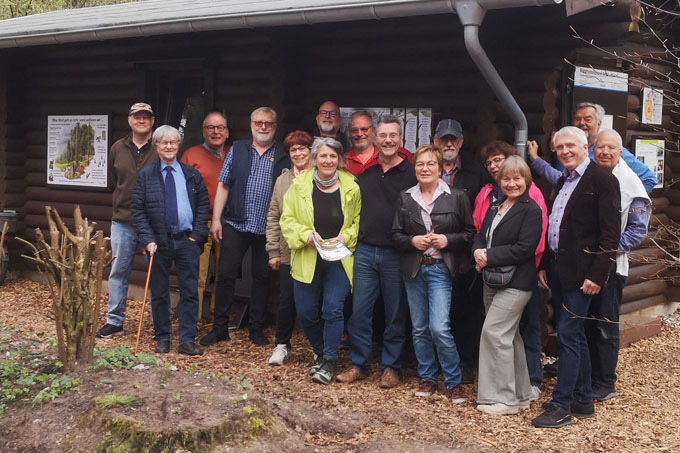 Lions Clubmitglieder mit Begleitung besichtigen die NABU Waldhütte