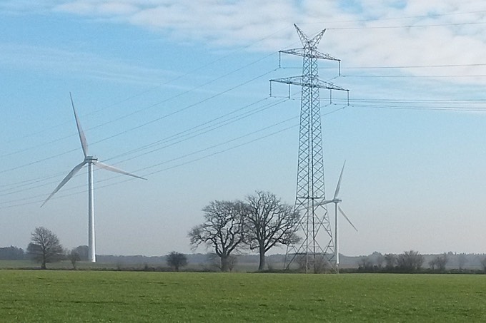 Windenergie und Stromleitungen - Foto: Oscar Klose