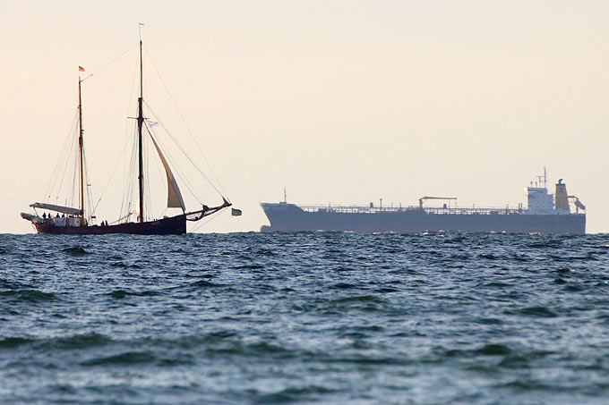 Segelschiff und Tanker auf der Ostsee - Foto: NABU/Lea Schenkelberg